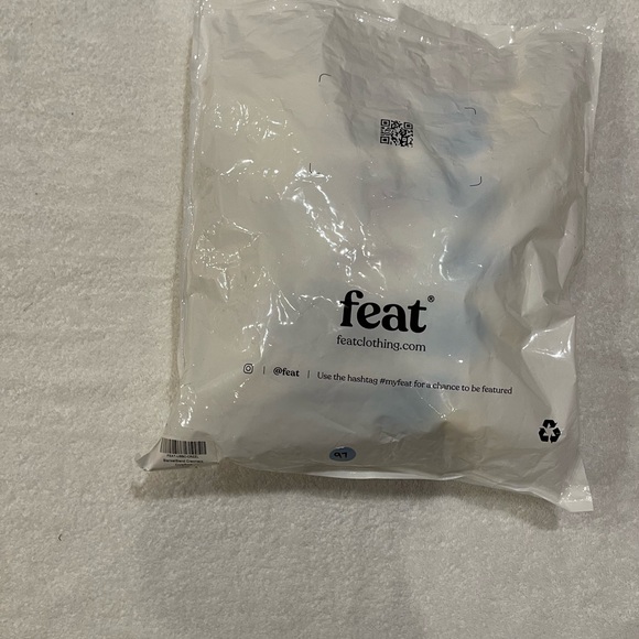 Women’s Large FEAT sweatshirtrt - Picture 8 of 9